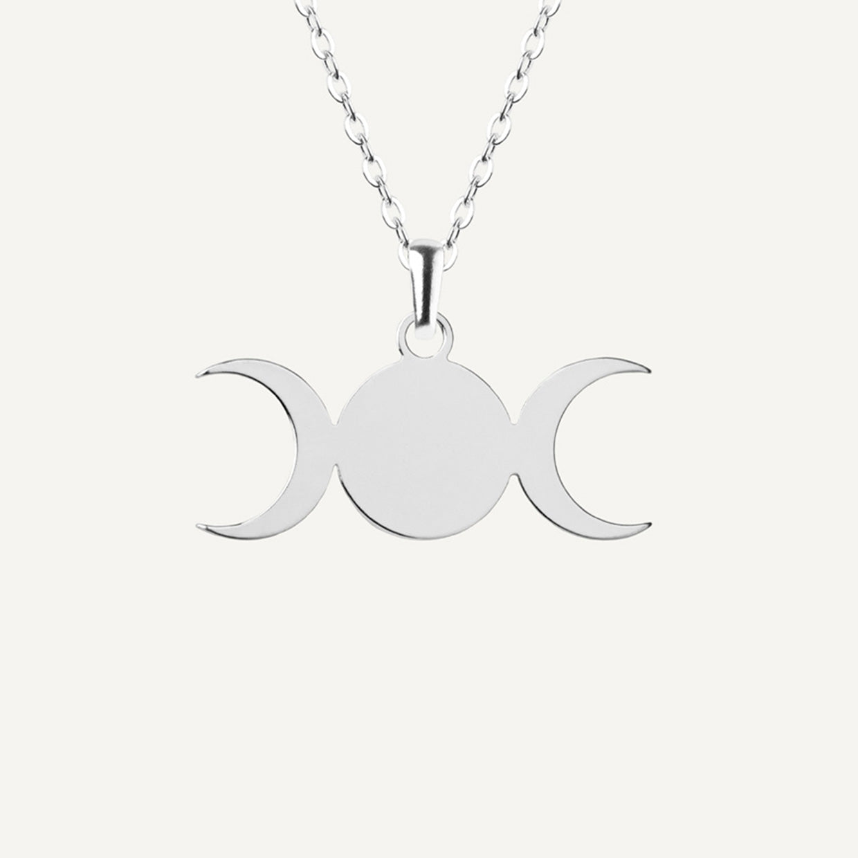 Collar Triple Diosa Silver es una pieza realizada a mano con métodos de joyería tradicional en latón, chapada en plata 925 con una capa protectora que extiende la durabilidad del chapado.