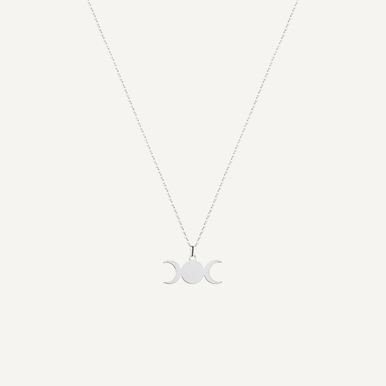 Collar Triple Diosa Silver es una pieza realizada a mano con métodos de joyería tradicional en latón, chapada en plata 925 con una capa protectora que extiende la durabilidad del chapado.
