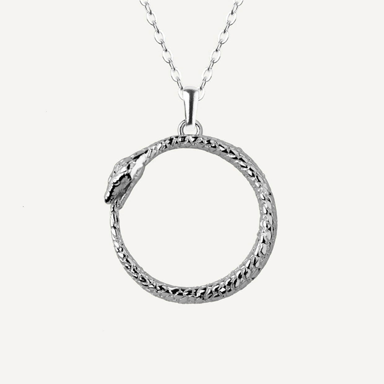 Collar Uroboros Silver es una pieza realizada a mano con métodos de joyería tradicional en latón, chapada en plata 925 con una capa protectora que extiende la durabilidad del chapado.