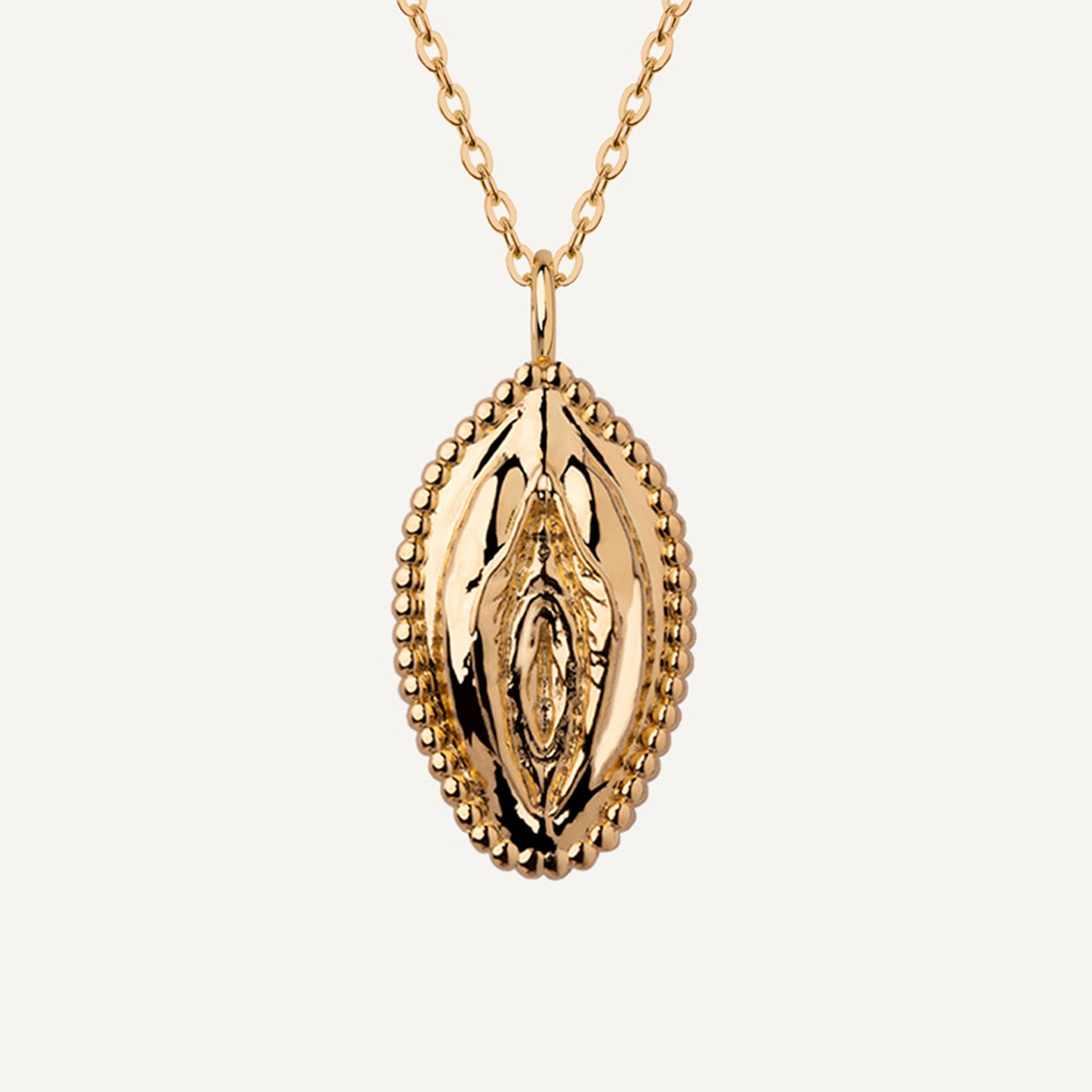 Collar V Bold Gold es una pieza realizada a mano con métodos de joyería tradicional en latón, chapada en oro de 24k con una capa protectora que extiende la durabilidad del chapado.