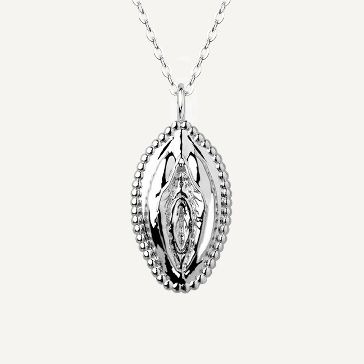 Collar V Bold Silver es una pieza realizada a mano con métodos de joyería tradicional en latón, chapada en plata 925 ;con una capa protectora que extiende la durabilidad del chapado.