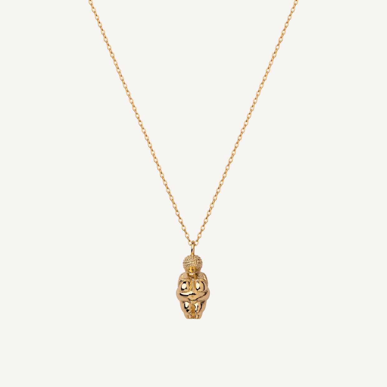 Collar Venus W Gold es una pieza realizada a mano con métodos de joyería tradicional en latón, chapada en oro de 24k con una capa protectora que extiende la durabilidad del chapado.