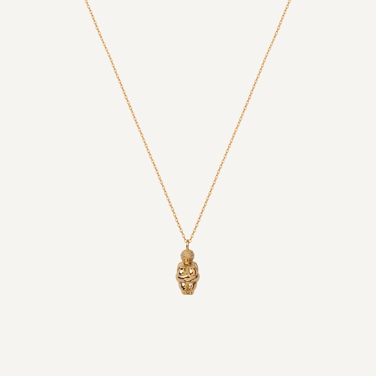 Collar Venus W Gold es una pieza realizada a mano con métodos de joyería tradicional en latón, chapada en oro de 24k con una capa protectora que extiende la durabilidad del chapado.
