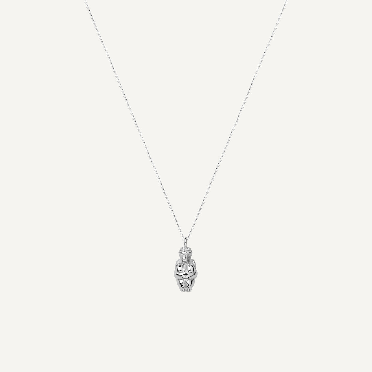 Collar Venus W Silver es una pieza realizada a mano con métodos de joyería tradicional en latón, chapada en plata 925 con una capa protectora que extiende la durabilidad del chapado.