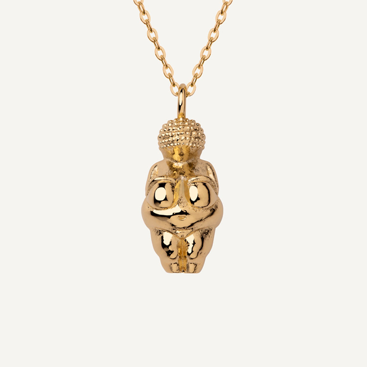 Collar Venus W Gold es una pieza realizada a mano con métodos de joyería tradicional en latón, chapada en oro de 24k con una capa protectora que extiende la durabilidad del chapado.