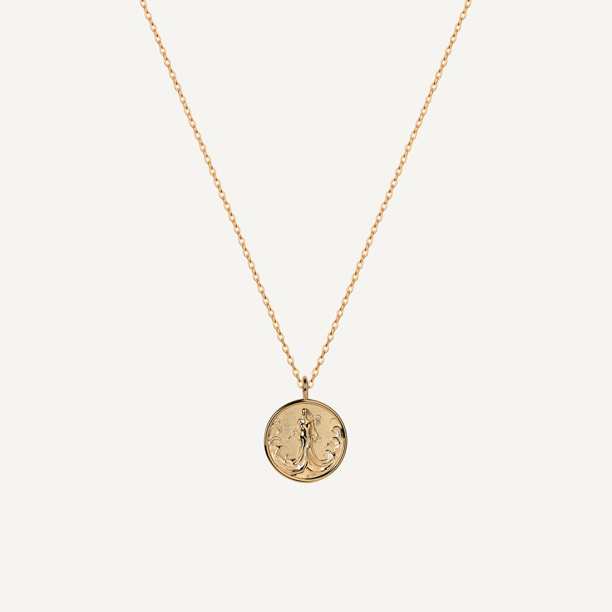 Collar Yemanya Gold es una pieza realizada a mano con métodos de joyería tradicional en latón, chapada en oro de 24k con una capa protectora que extiende la durabilidad del chapado.