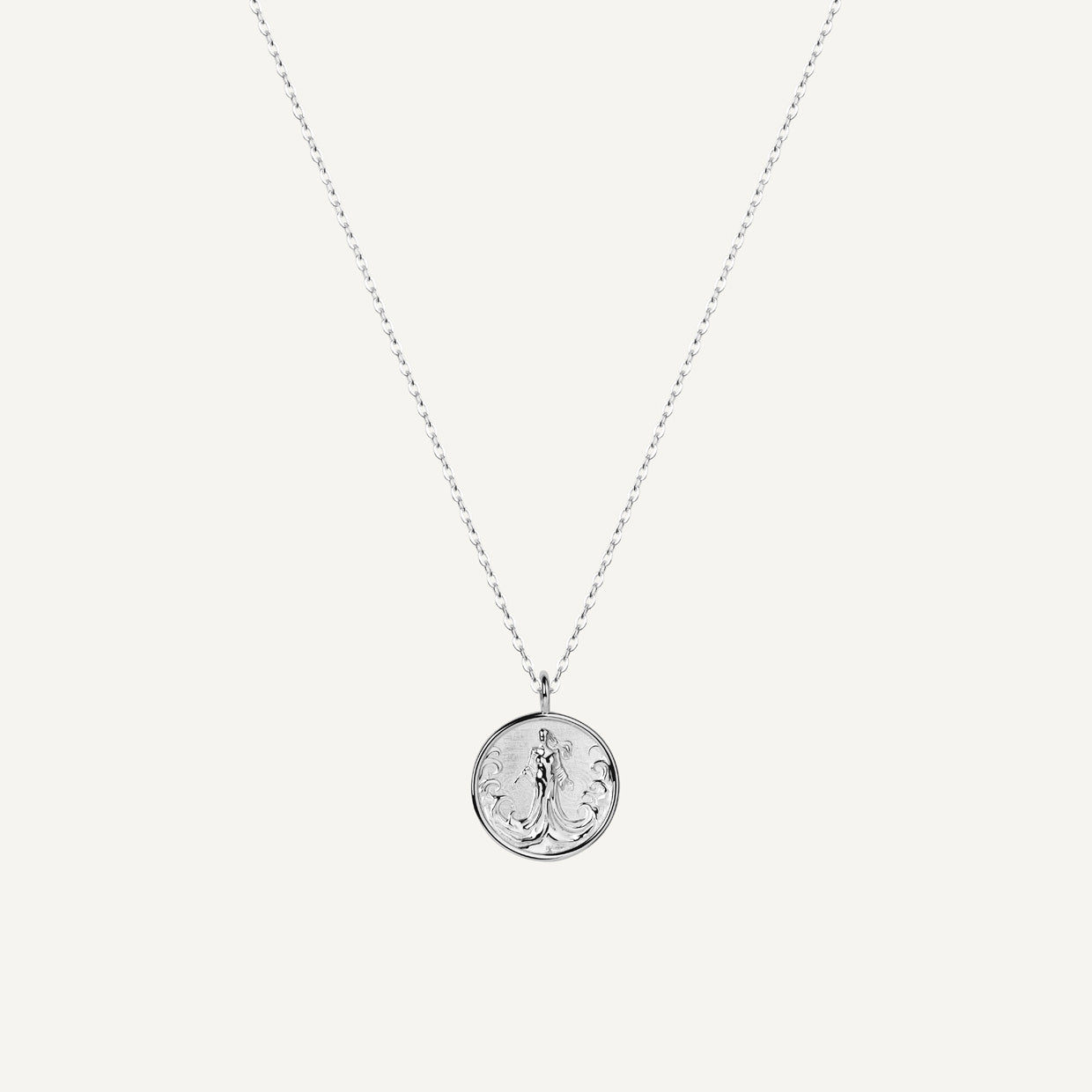 Collar Yemanya Silver es una pieza realizada a mano con métodos de joyería tradicional en latón, chapada en plata 925 con una capa protectora que extiende la durabilidad del chapado.